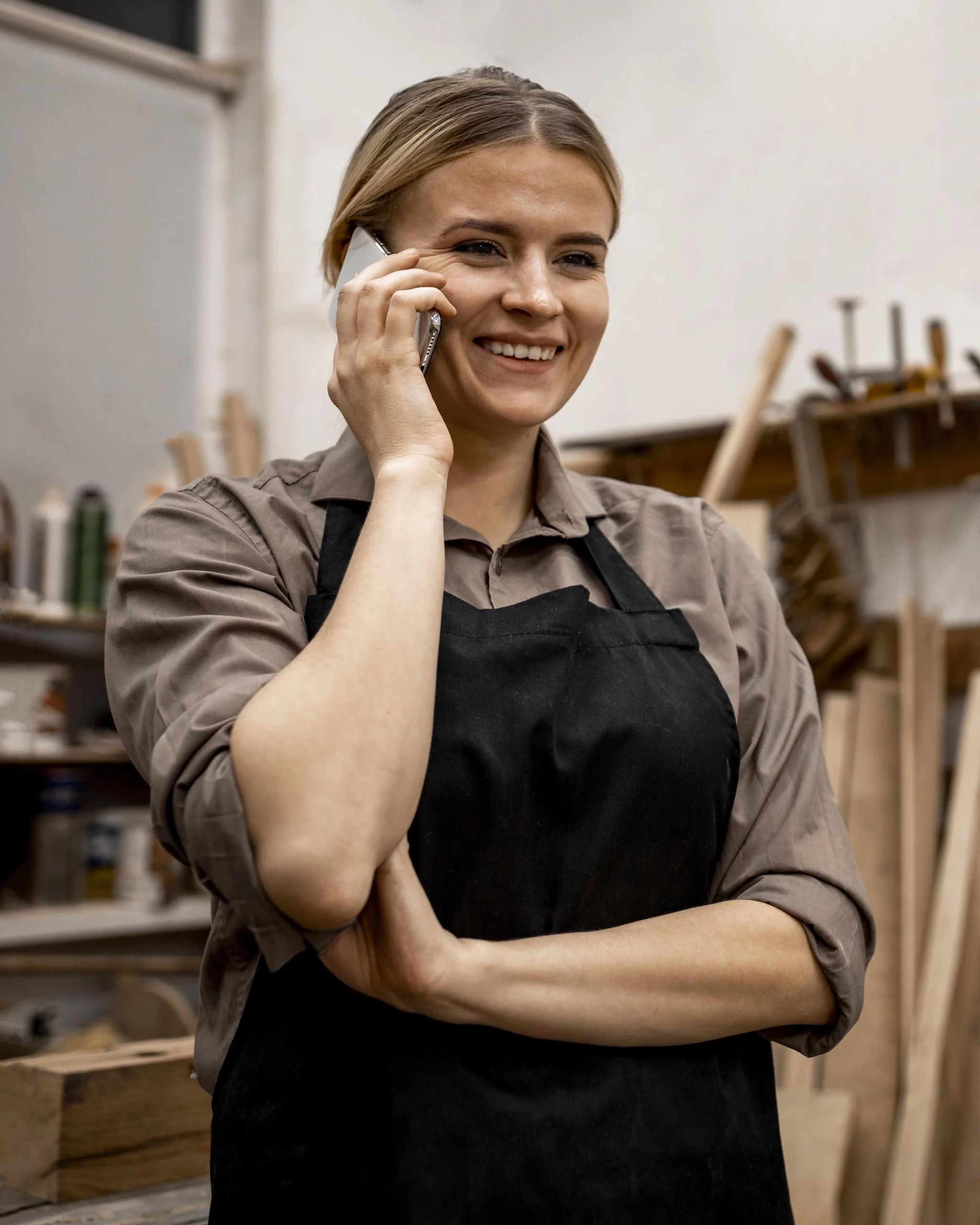 charpentier-femelle-smiley-a-l-aide-de-smartphone-au-travail
