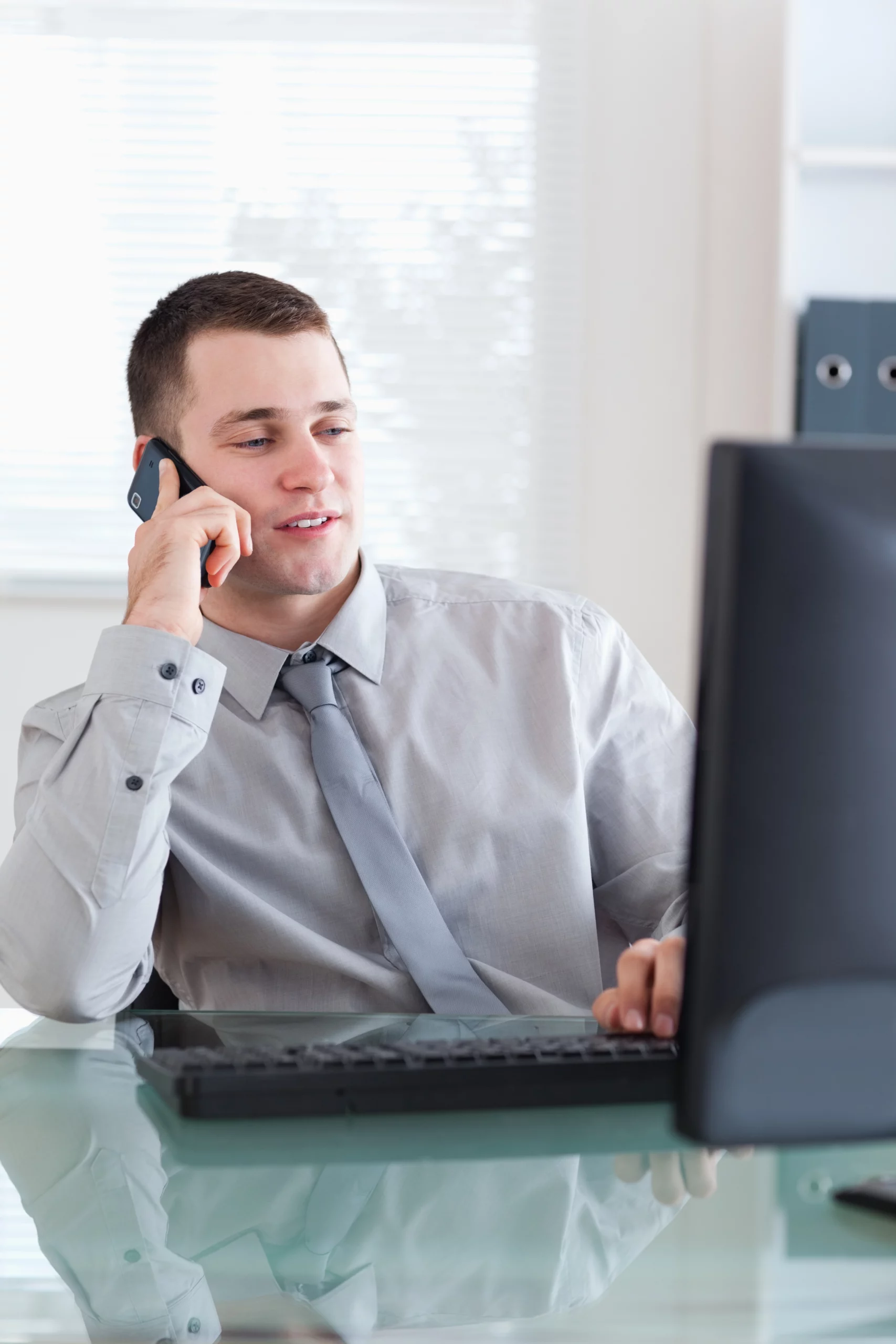 homme-d-affaires-en-regardant-l-ecran-pendant-que-sur-le-telephone-portable