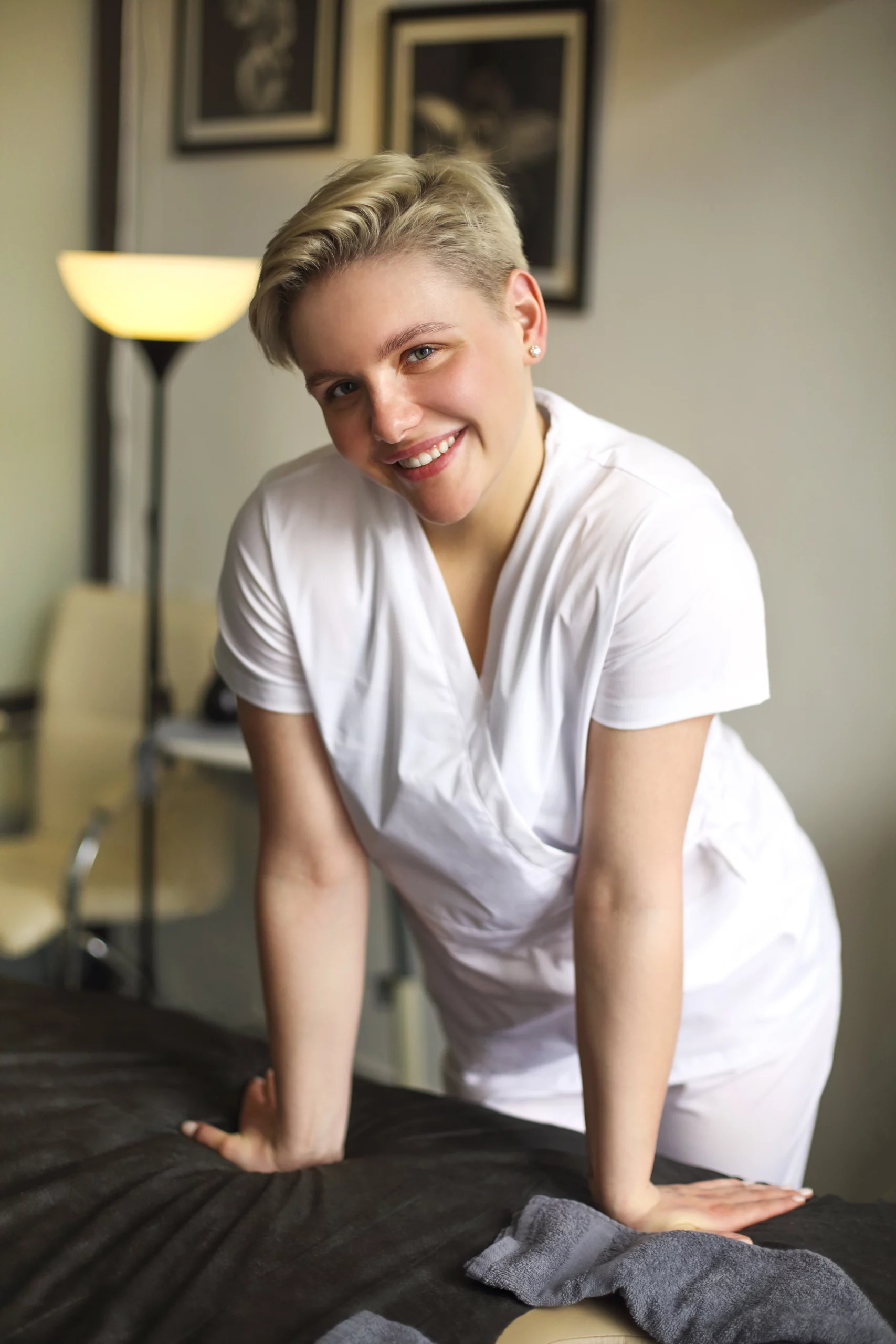 portrait-d-une-jeune-femme-souriante-assise-sur-une-table