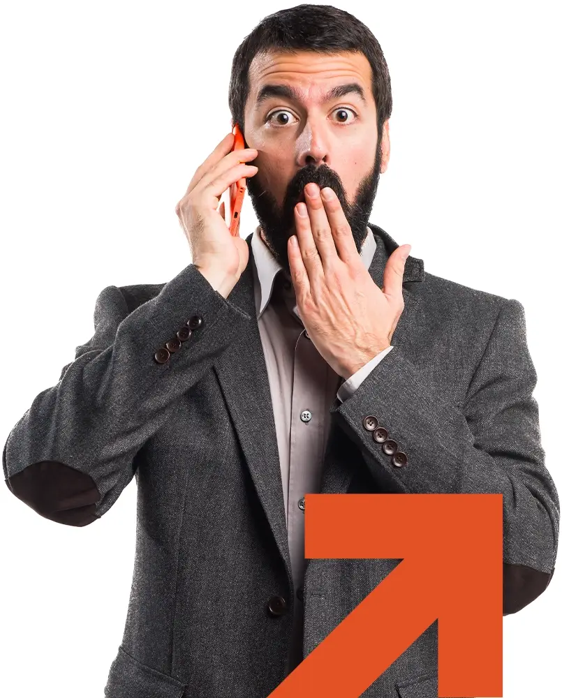 Homme surpris au téléphone, illustrant la difficulté de gérer un téléphone fixe et un mobile