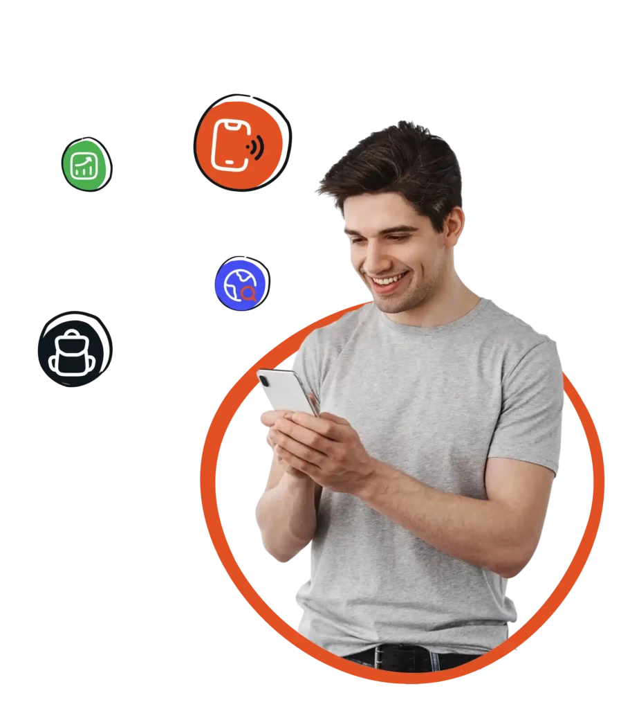 Homme souriant utilisant sa solution mobile comme bureau en déplacement