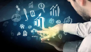 Professionnel visualisant les multiples avantages du SIP Trunking : économie, croissance et sécurité