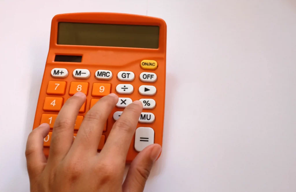 Utilisation d'une calculatrice pour estimer le coût solution VOIP et les économies réalisées.