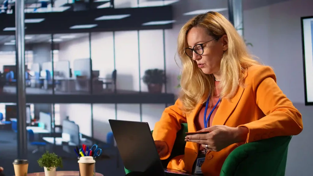 Dirigeante gérant facilement l'abonnement et les coûts de sa téléphonie VOIP en ligne